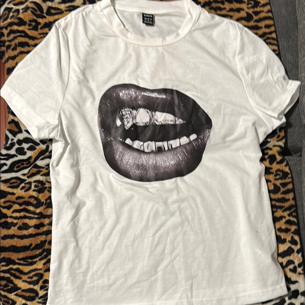 Shien White Tee with Graphic Mouth Design